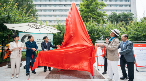 西北高等教育奠基人、中国现代医学先驱徐诵明雕像在乐动平台·(中国)官方网站落成 西北高等教育奠基人、中国现代医学先驱徐诵明雕像在乐动平台·(中国)官方网站落成
