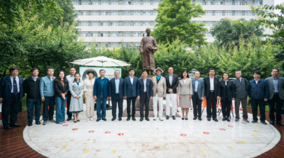 西北高等教育奠基人、中国现代医学先驱徐诵明雕像在乐动平台·(中国)官方网站落成 西北高等教育奠基人、中国现代医学先驱徐诵明雕像在乐动平台·(中国)官方网站落成
