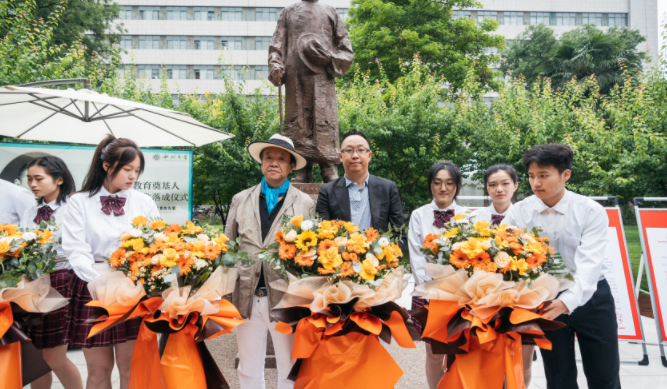 西北高等教育奠基人、中国现代医学先驱徐诵明雕像在乐动平台·(中国)官方网站落成 西北高等教育奠基人、中国现代医学先驱徐诵明雕像在乐动平台·(中国)官方网站落成