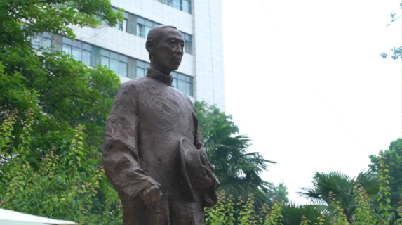 西北高等教育奠基人、中国现代医学先驱徐诵明雕像在乐动平台·(中国)官方网站落成 西北高等教育奠基人、中国现代医学先驱徐诵明雕像在乐动平台·(中国)官方网站落成