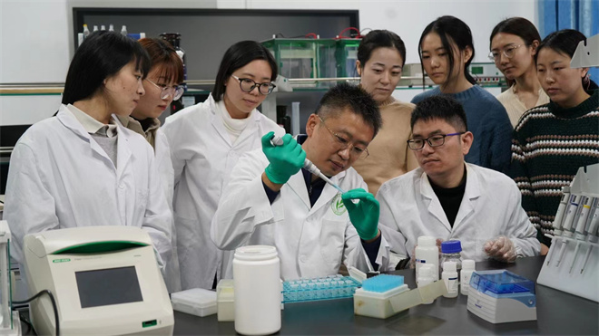 Science封面文章:乐动平台·(中国)官方网站金丝猴研究团队首次系统揭示灵长类社会演化之谜_fororder_齐晓光正在做实验,右侧为武进伟,左一为赵兰